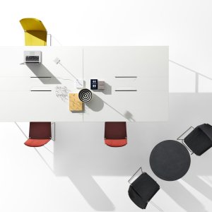 Kabelbricka under skivan på ett 20.Venti skrivbord