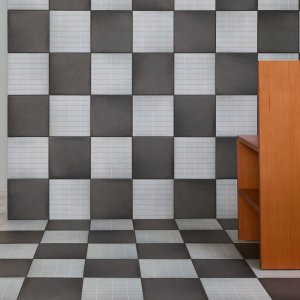 Aurore Light Grey Grid S och Grid L i ledningens badrum