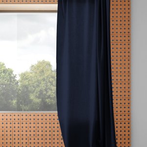 Dagsljus genom hålen i en Bloc vägg