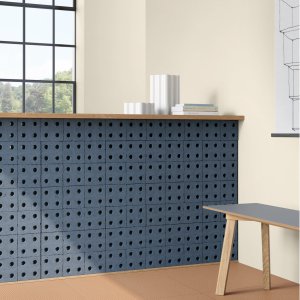 Bloc Grey vägg bakom ett mötesbord
