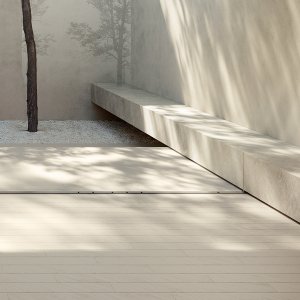 Otto från Mutina på golv och vägg i en gästtoalett
