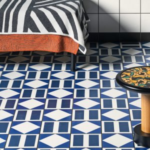 Glaserad granitkeramik från Mutina med mönstret Black Terracotta i 20,5×20,5 cm