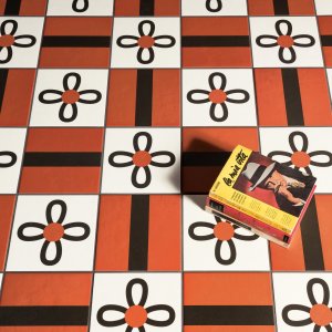Handritat mönster Kite Black av Nathalie Du Pasquier för Mutina