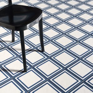 Glaserad granitkeramik från Mutina med mönstret Flower Black i 20,5×20,5 cm