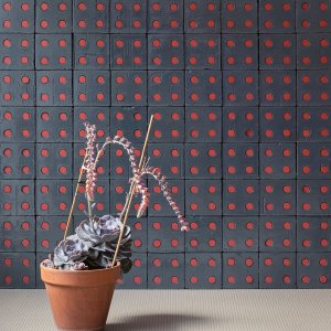 Bloc Blue Glossy vägg med röda Tube-insatser