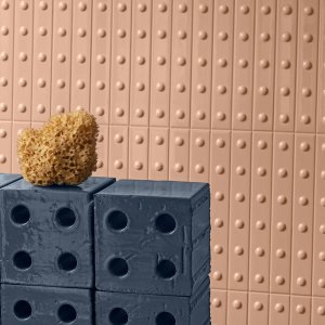 Vägg klädd med Punto keramiklister från Mutina, reliefstruktur