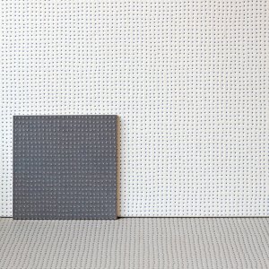 Pico fraan Mutina, textur Down Natural i Blanc med nedsaenkta prickar