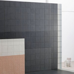 Base Black platta ur Tape-kollektionen fraan Mutina