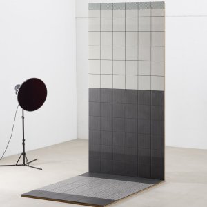 Moenster Mesh White fraan Tape Mutina paa vit bas