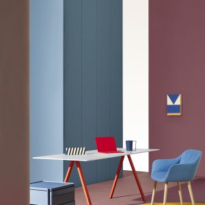 Kabelränna CC i svart stålplåt under ett Arki-Table 360×120