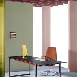 Armstöd i pressgjuten aluminium på Elinor stolen