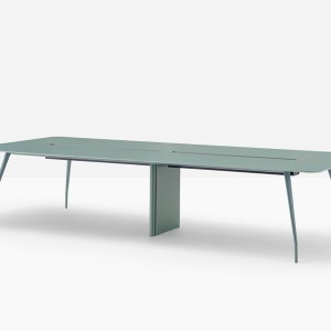 Ljussatsen K_LUCE över Rizz Workstation med växter på den övre hyllan