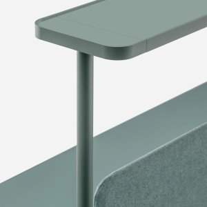 Rizz Workstation för fyra med akustikpaneler och ljusbryggan K_LUCE