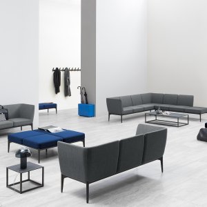 Social soffa med hörnmodul i radens ände