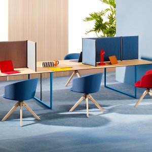 Toa från Pedrali, design Robin Rizzini, i ett mötesrum för tio