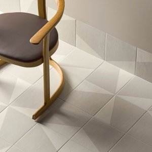 Edge-dekorer ramar in ett Puzzle golv