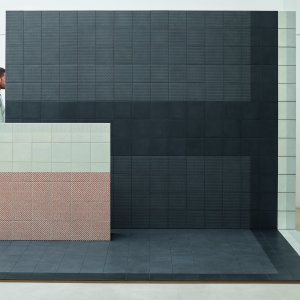 Tape Mutina lagd med blandade grafiska moenster i glaserad granitkeramik