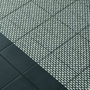 Moenster Mesh Blue ur Tape-kollektionen i glaserad granitkeramik