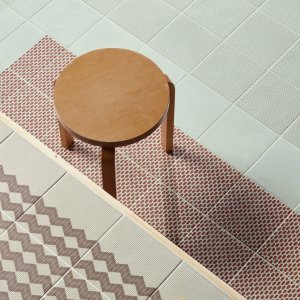 Moenster Cobble Blue ur Tape-kollektionen i glaserad granitkeramik