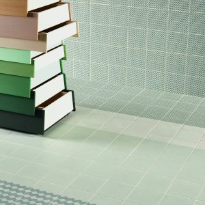 Moenster Grainy Brown ur Tape-kollektionen i glaserad granitkeramik