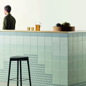 Moenster Grainy Green ur Tape-kollektionen i glaserad granitkeramik