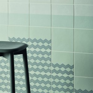 Moenster Zigzag Green ur Tape-kollektionen i glaserad granitkeramik