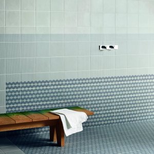Moenster Mesh Brown ur Tape-kollektionen i glaserad granitkeramik