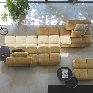 Puff 100 × 100 cm ur Qubik-serien bredvid soffan