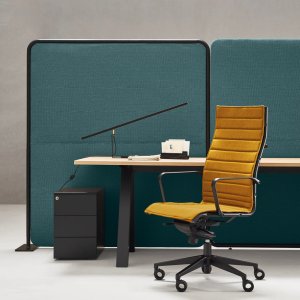 Sedd från sidan: The Season med hög rygg och handtag i aluminium