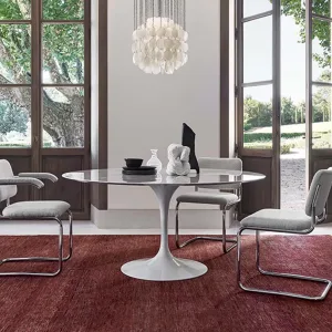 Sidobord ur Saarinen-familjen från Knoll vid en väntsoffa
