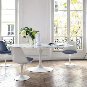 Saarinen-bord med Tulip-stolar i ett konferensrum