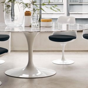 Runt Saarinen-bord med Arabescato-marmor och vit fot