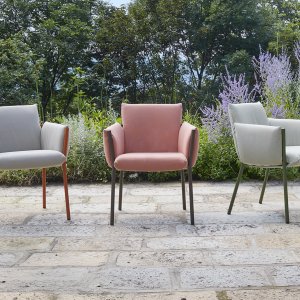 Designstol Brezza med pulverlackerad stålstomme