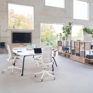 Rad av se:air arbetsstolar längs en bench för hot desking