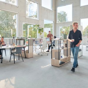 Basaltgrå soft-touch-dyna på armstödet till se:air rubinröd