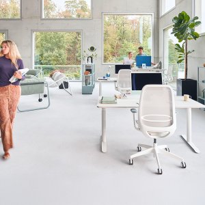 Antracitfärgad membranrygg på stolen se:kit på svart polyamidram