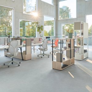 Fem besöksstolar se:kit Sedus staplade på vagnen