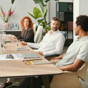 Läderklädsel på konferensstolen se:mission