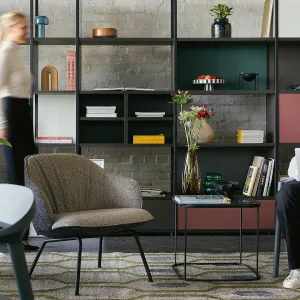 Låg, bred se:café soft lounge chair på fyrbent stativ i bok natur