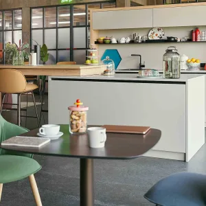 se:café high diner med två höga bänkar mitt emot varandra och inbyggt bord