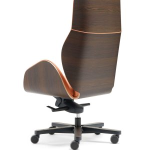 Guest Chair ur Suoni-serien vid mötesbordet