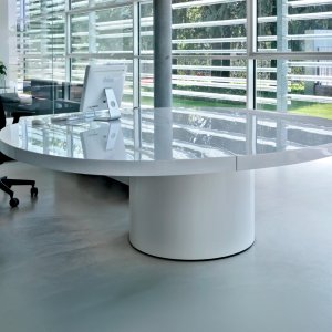 Den 7 cm tjocka skivan på Asymmetrical skjuter ut över sidoskåpet