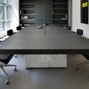 Nero-lackerat sidoskåp under en skiva i mörk ek, Asymmetrical