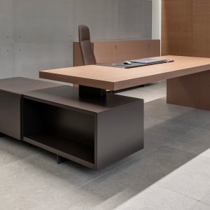 Exklusivt skrivbord Asymmetrical från Tecno med skrivunderlägg i svart läder