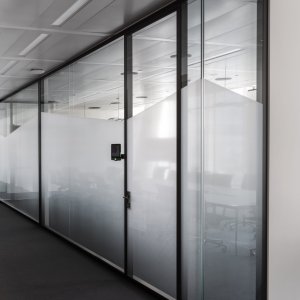 Videokonferensskärm integrerad i en W80 vägg