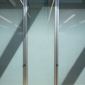 Dubbelglasad W80 vägg med transparenta skarvar