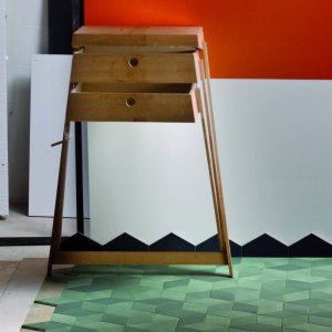Tex rombplattor fraan Mutina i Olive med stickstruktur paa en kontorsvaegg