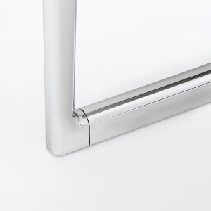 Toa desk 240 × 90 med röd kabelränna under spåret