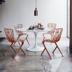 Ovalt Saarinen-konferensbord från Knoll med marmorskiva i ett styrelserum