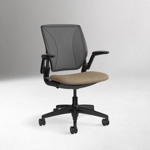 World LM från Humanscale med grått stativ vid ett skrivbord